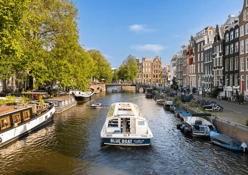 127e - 201e prijs - Rondvaart Blue Boat A'dam De prijs van Blue Boat. Een rondvaart in de grachten van Amsterdam.